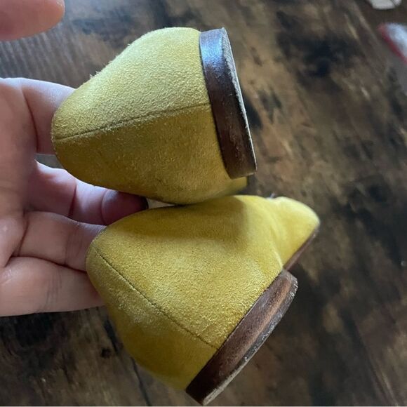 VNT Athletic Christian Louboutin Yellow Suede Flats Size 36.5 - Picture 6 of 9